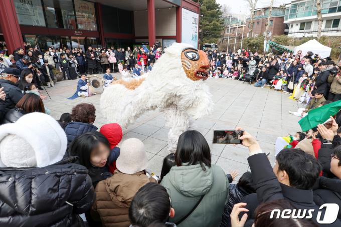 [사진] '흥겨운 전통공연'