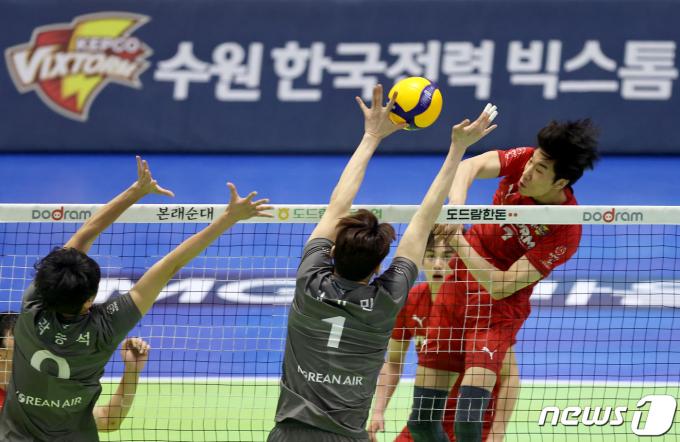 [사진] 공격 시도하는 한국전력 박찬웅