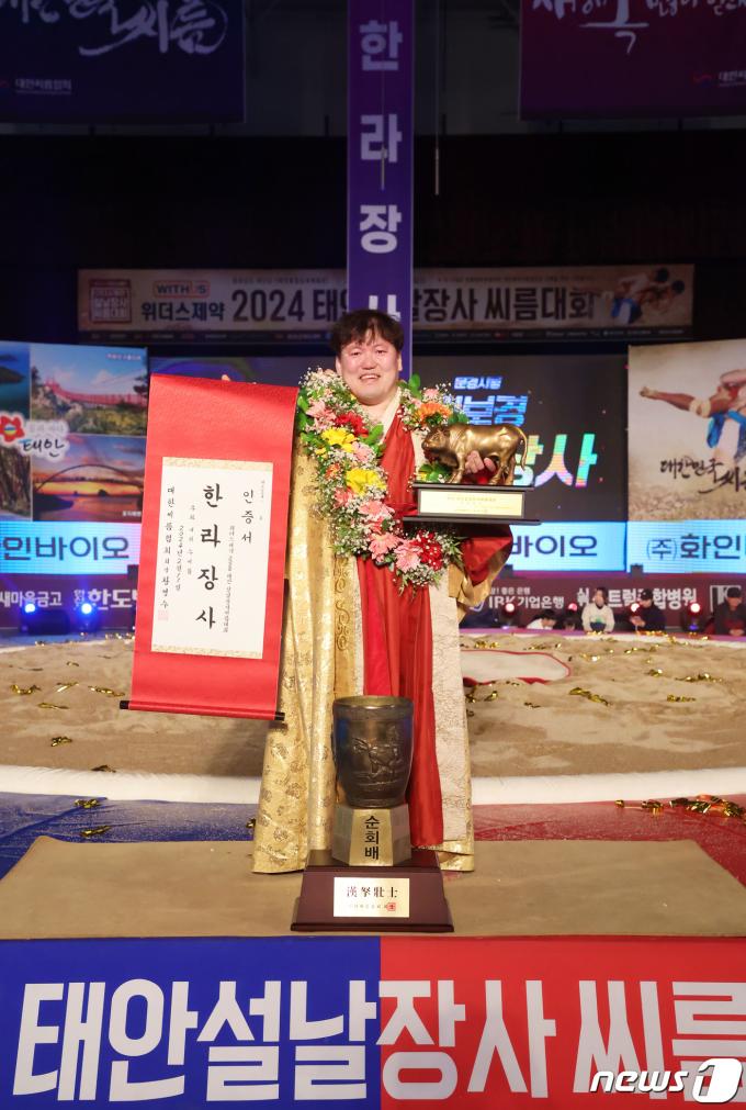 [사진] 김보경 '내가 바로 한라장사'