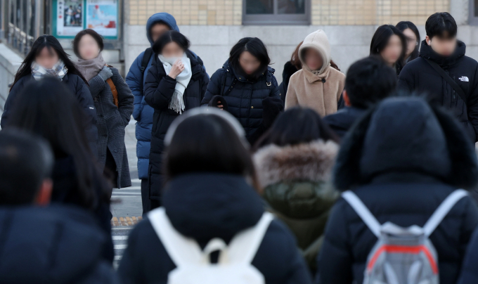 설 연휴 마지막 날인 12일 월요일은 아침에 영하권의 쌀쌀한 날씨를 보이다가 낮부터 차차 포근한 날씨가 이어질 전망이다. 사진은 서울 광화문 네거리를 지나는 시민들 모습. /사진=뉴시스