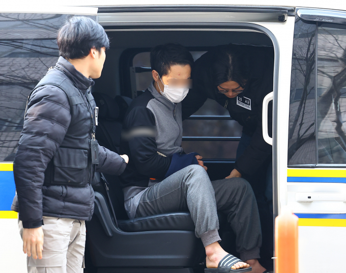 모친을 살해한 뒤 옆에서 잠들었다 체포된 30대 남성 A씨 대해 법원이 구속영장을 발부했다. 사진은 11일 열린 영장심사에 참석하기 위해 의정부지법 고양지원으로 들어가던 A씨. /사진=뉴시스