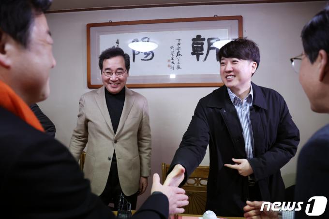 [사진] 인사 나누는 이준석 개혁신당 공동대표