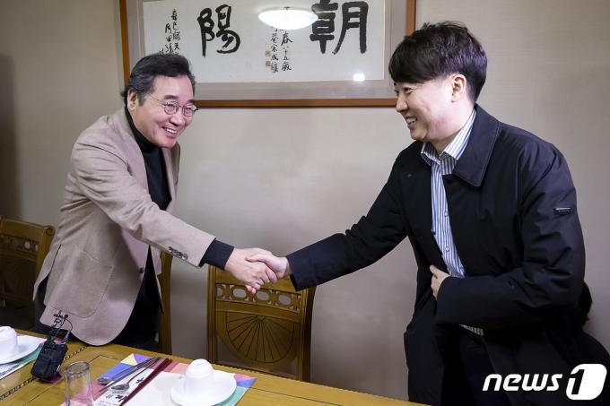 [사진] 악수 나누는 이낙연·이준석