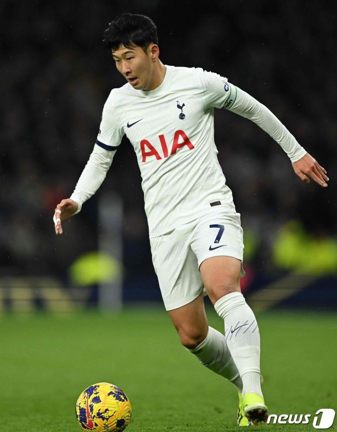 [사진] EPL 복귀 브라이턴와 경기서 드리블하는 손흥민