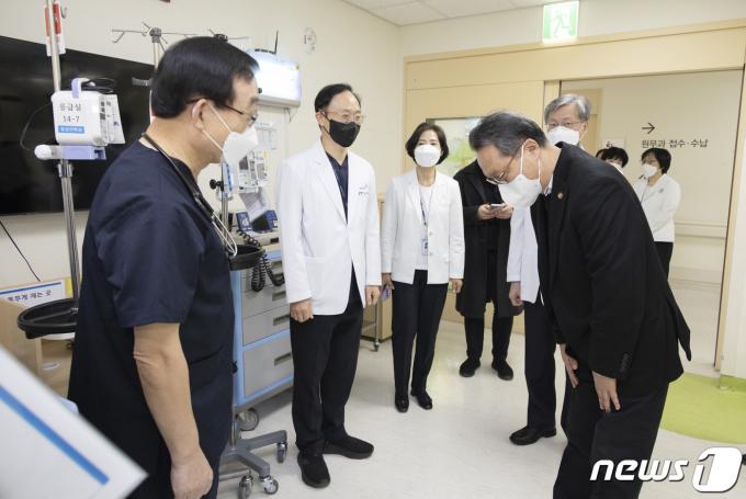 [사진] 설 연휴 응급실 의료진에 감사 전하는 박민수 2차관