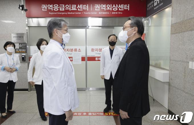 [사진] 설 연휴 응급실 의료진 격려하는 박민수 2차관