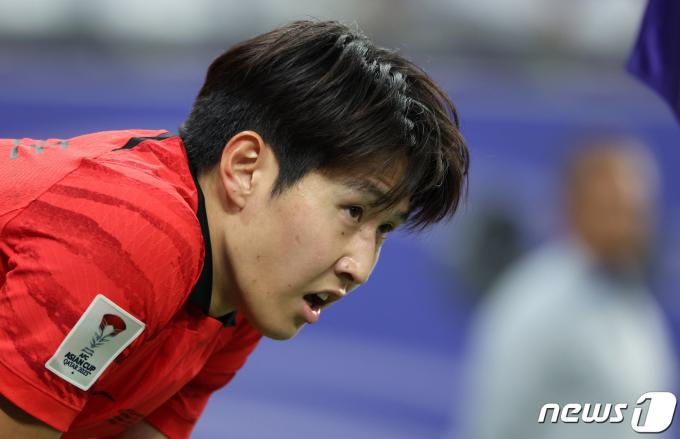 대한민국 이강인이 30일(현지시간) 카타르 알라이얀 에듀케이션 시티 스타디움에서 열린 2023 아시아축구연맹(AFC) 카타르 아시안컵 16강전 대한민국과 사우디아라비아의 경기, 연장 후반 코너킥을 준비하고 있다. 2024.1.31/뉴스1 ⓒ News1 김성진 기자
