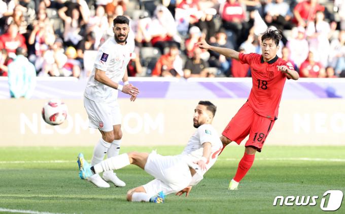 대한민국 축구대표팀 이강인이 15일(현지시간) 카타르 도하 자심 빈 하마드 스타디움에서 열린 2023 아시아축구연맹(AFC) 카타르 아시안컵 조별리그 E조 대한민국과 바레인의 경기에서 팀의 세 번째 골을 넣고 있다. 2024.1.15/뉴스1 ⓒ News1 김성진 기자