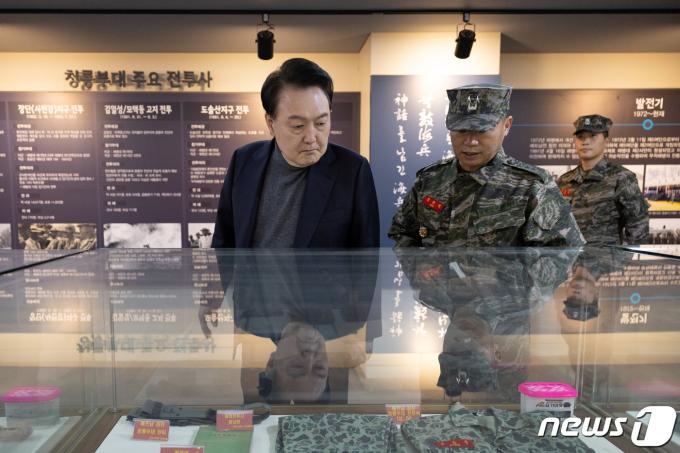 윤석열 대통령이 10일 해병대 2사단 본청의 역사관을 방문해 정종범 해병 2사단장의 안내를 받으며 전시물을 관람하고 있다. (대통령실 제공) 2024.2.10/뉴스1 ⓒ News1 오대일 기자
