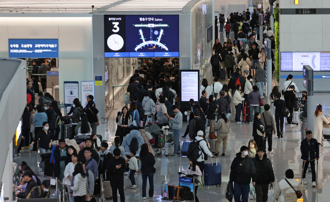 설 연휴 첫날인 9일 오후 인천국제공항 제1터미널 출국장이 해외로 출국하려는 여행객들로 붐비고 있다./사진=뉴스1