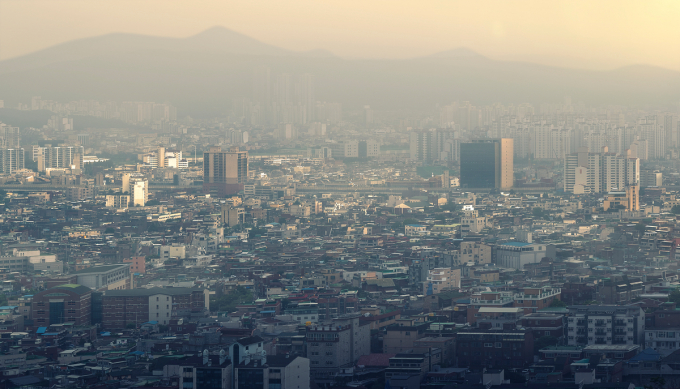 13일 낮 최고기온은 12∼18도로 예보됐다. 서울 4~14도, 대전 2∼15도, 대구 1∼17도, 부산 6∼16도로 예상된다./사진=이미지투데이