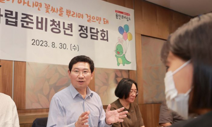 이상일 용인특례시장이 지난해 8월 30일 지역 내 거주 중인 자립준비청년들을 만나 꿈을 응원하고 진심이 담긴 조언을 건넸다. / 사진제공=용인특례시 