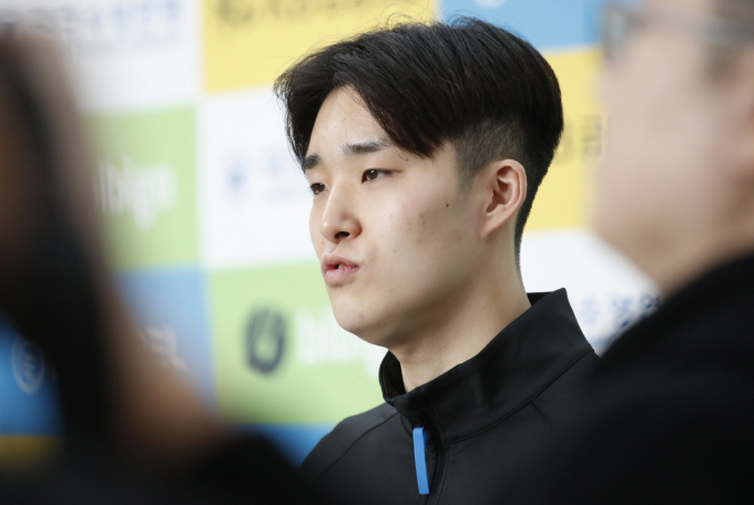수영 국가대표 선수 김우민이 지난달 5일 인천국제공항 1터미널에 도착해 호주로 전지훈련을 떠나기 전 인터뷰를 하고 있다. /사진=뉴스1