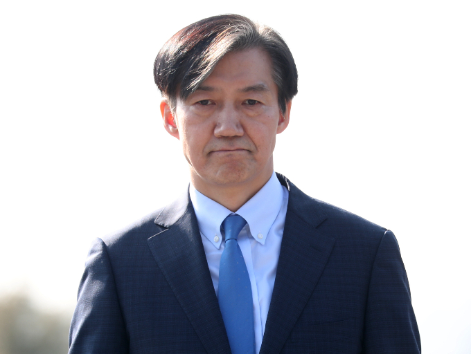 조국 전 법무부 장관이 12일 오후 경남 김해시 진영읍 봉하마을을 찾아 고 노무현 전 대통령 묘역을 참배하고 있다./사진=뉴스1