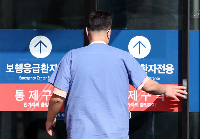 정부의 의과대학 정원 증원에 반대하는 의사들의 집단행동이 본격화될 조짐을 보이고 있다. 지난 12일 서울의 한 종합병원에서 의료진이 응급실로 향하고 있다. 대한전공의협의회(대전협)는 이날 오후 온라인 임시대의원총회를 열어 정부의 의대 증원에 대한 대응 방안을 논의했다./사진=뉴스1