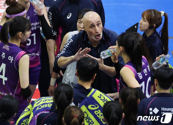 12일 오후 경기도 수원시 장안구 수원실내체육관에서 열린 ‘2023-2024 도드람 V리그’ 현대건설과 흥국생명의 경기에서 마르첼로 아본단자 흥국생명 감독이 선수들에게 작전을 지시하고 있다. 2024.2.12/뉴스1 ⓒ News1 이재명 기자