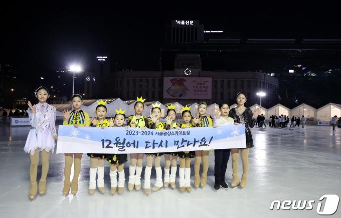 [사진] 서울광장 스케이트장 운영 종료…12월에 다시 만나요