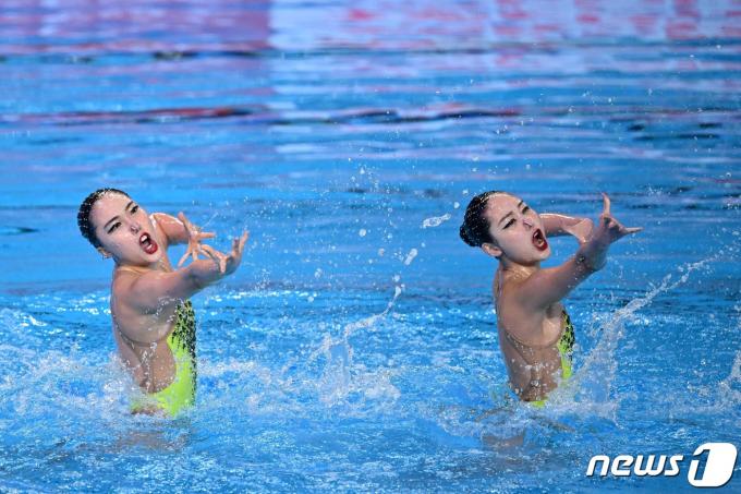 아티스틱스위밍 대표팀의 이리영과 허윤서. ⓒ AFP=뉴스1