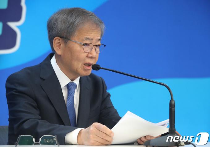 임혁백 더불어민주당 중앙당공직선거후보자추천관리위원장이 6일 오전 서울 여의도 민주당 중앙당사에서 기자회견을 갖고 4·10 총선 1차 심사 결과를 발표하고 있다. 2024.2.6/뉴스1 ⓒ News1 임세영 기자
