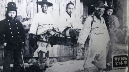 1894년 전봉준을 필두로 한 동학농민군은 1년이 넘도록 조선의 불안정한 경제, 수탈, 외세의 조약 등으로부터 벗어나기 위해 봉기를 일으켰다. 사진은 체포 후 부하를 바라보는 전봉준의 모습. /사진=동학농민혁명기념재단