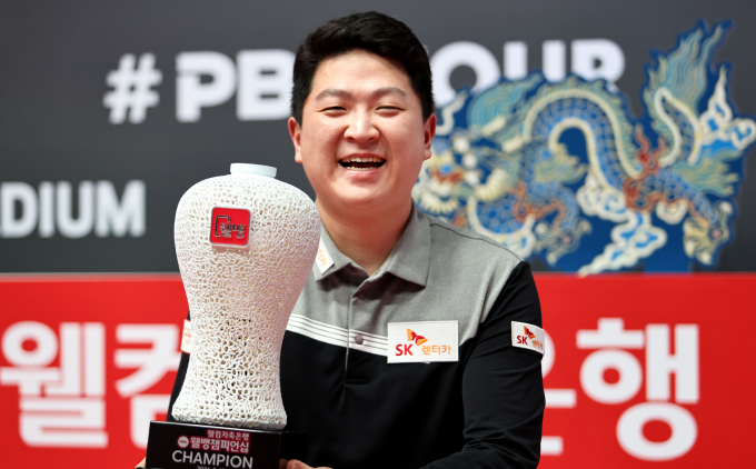 조건휘가 지난 12일 밤 경기 고양시 고양 킨텍스 PBA 스타디움에서 열린 시즌 8차 투어 ‘웰컴저축은행 웰뱅 PBA 챔피언십’ 결승에서 임성균을 상대로 풀세트 접전 끝에 승리하며 첫 우승을 차지했다. /사진=PBA