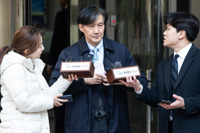 13일 조국 전 법무부 장관이 기자회견을 열고 신당 창당, 4월 총선 출마 계획을 밝힐 예정이다. 사진은 조 전 장관이 지난 8일 서울 서초구 서울고등법원에서 열린 뇌물수수·직권남용 등 혐의 2심 선고 공판을 마치고 취재진 질문을 듣는 모습. /사진=뉴스1
