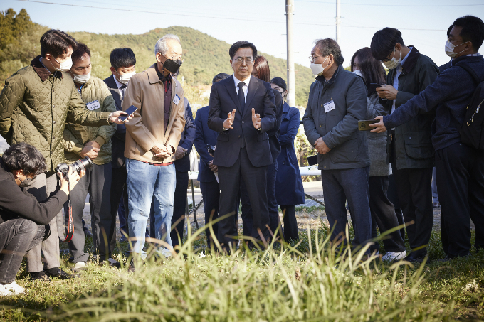 김동연 지사(중앙)가 2022년 10월 19일 선감학원 유해 매장 추정지에서 헌화한 뒤 관계자들과 대화를 하고 있다 . / 사진제공=경기도
