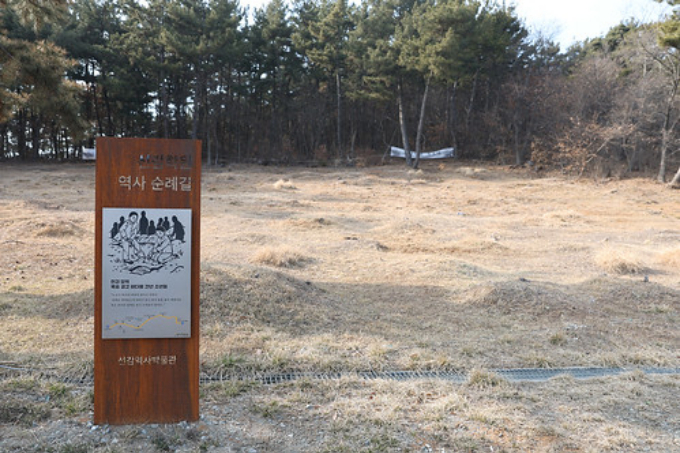 경기도가 3월부터 국가를 대신해 선감학원 사건 희생자에 대한 유해발굴을 추진한다. 사진은 선감학원 공동묘역. / 사진제공=경기도