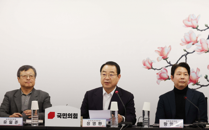 13일 국민의힘 공천관리위원회가 서울 중·성동을 후보를 재배치를 시사했다. 사진은 정영환 국민의힘 공천관리위원장(가운데)이 지난 6일 서울 여의도 국민의힘 중앙당사에서 열린 4차 공천관리위원회 회의에서 발언 중인 모습. /사진=뉴시스