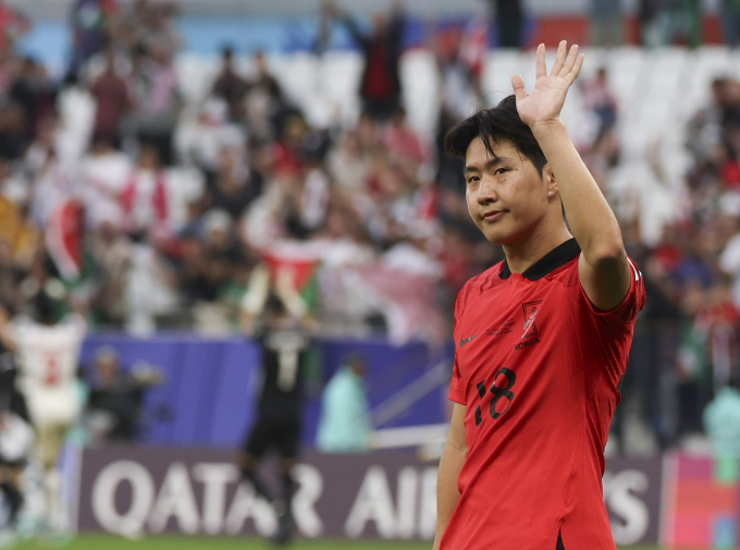 이강인(파리 생제르맹)이 동아시아 선수 중 유일하게 2023 아시아축구연맹(AFC) 카타르 아시안컵 베스트 11에 이름을 올렸다. 사진은 지난 1월20일(현지시각) 카타르 도하 알투마마 스타디움에서 열린 아시안컵 E조 조별예선 2차전 요르단과 대한민국의 경기에서 2-2 무승부로 종료 후 관중들에게 인사하는 이강인. /사진=뉴시스