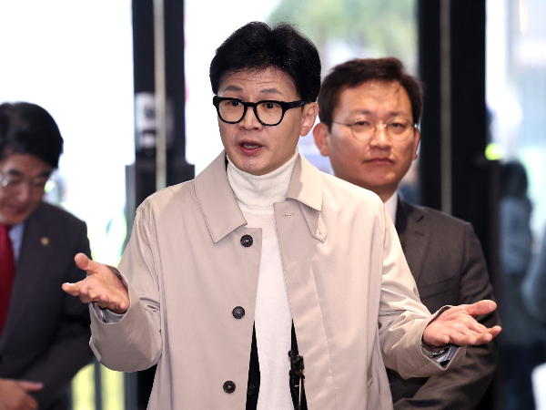 한동훈 국민의힘 비상대책위원장이 조국 전 법무부장관에 관한 질문에 준연동형 비례대표제를 지적했다. 사진은 13일 오전 서울 여의도 중앙당사 출근길에서 기자들의 질문에 답하는 한 위원장. /사진=뉴스1