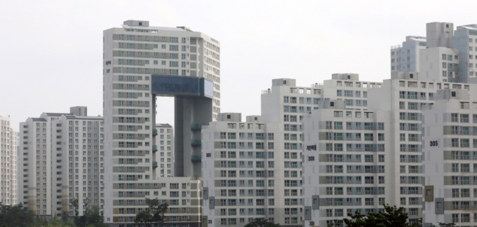  부동산인포에 따르면 소득 대비 아파트값은 전국 평균 10.7배로 서울(22.5)과 경기(12.1)는 평균을 웃돌았다. 반면 울산(5.9배)과 광주(7.3배) 등은 전국 평균의 절반 수준이었다./사진=뉴스1