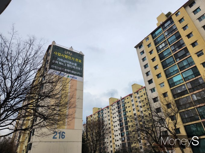 가락삼익맨숀 단지 내 현대건설이 붙인 홍보 현수막이 걸려있다. 사업시행계획인가 완료를 축하하는 내용이다./사진=머니S 정영희 기자