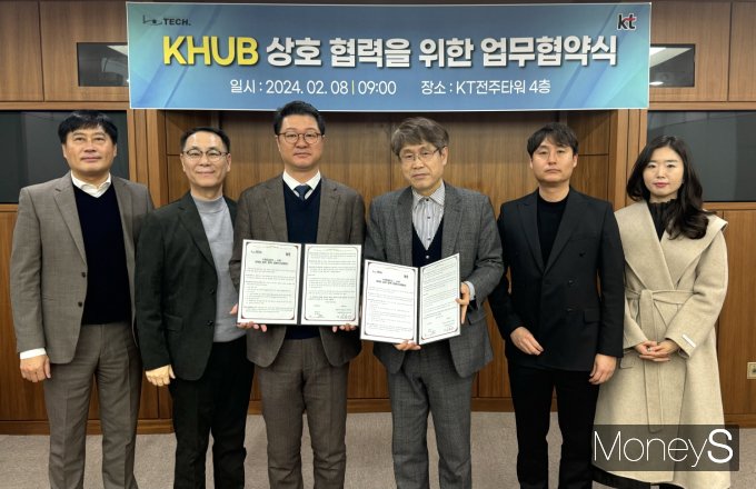  김용남 KT 전남·북법인고객본부장 상무와 양재동 케이테크 대표 등 양사 관계자들이 업무협약을 체결하고 있다/사진=KT전남·북광역본부 제공.