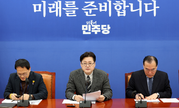 홍익표 더불어민주당 원내대표가 고발 사주 의혹과 관련해 윗선에 대한 재수사를 촉구했다. 사진은 13일 오전 서울 여의도 국회에서 열린 원내대책회의에서 발언하는 홍 원내대표. /사진=뉴시스