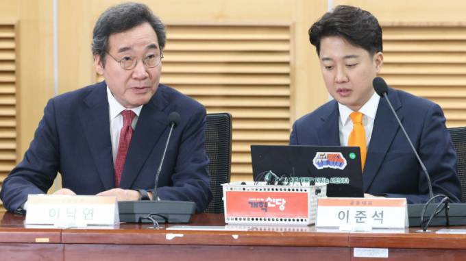 이낙연 개혁신당 공동대표가 13일 서울 여의도 국회에서 열린 제1차 최고위원회의에서 거대 양당의 비난을 두고 적대적 공생 본능을 드러난 것이라고 지적했다. 사진은 이날 오전 열린 최고위원회의에서 이 공동대표(왼쪽)가 이준석 공동대표와 대화하는 모습. /사진=뉴스1
