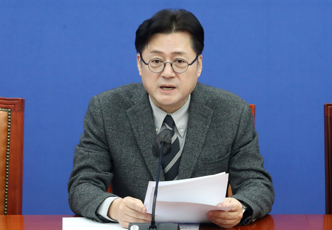 13일 홍익표 더불어민주당 원내대표가 한동훈 국민의힘 비상대책위원장의 민주화 운동 세력에 대한 폄훼에 대해 "방치하지 않겠다"고 말했다. 사진은 홍 원내대표가 13일 서울 여의도 국회에서 열린 원내대책회의에서 발언 중인 모습. /사진=뉴스1
