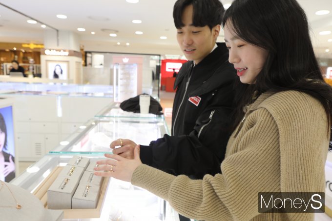오는 14일 발렌타인데이를 맞아 롯데백화점 광주점 2층 쥬얼리 매장을 찾은 연인이 커플링을 살펴보고 있다/사진=롯데백화점 홍보 3팀 제공.