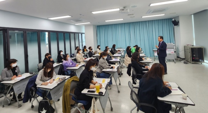 의왕시는 여성새로일하기센터에서 아파트경리사무원양성과정(7기) 교육생을 모집한다고 13일 밝혔다. 사진은 교육 모습. / 사진제공=의왕시