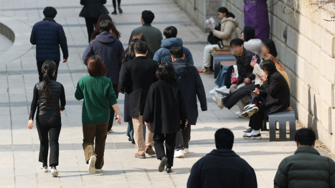 오는 14일 낮 기온이 최고 19도까지 올라가면서 전국적으로 따뜻한 날씨가 이어질 전망이다. 사진은 13일 낮 기온이 10도 이상 올라 시민들이 서울 종로구 청계천에서 산책을 즐기는 모습. /사진=뉴스1 