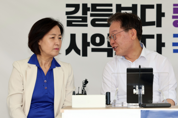 13일 이재명 더불어민주당 대표가 최근 추미애 전 법무부 장관을 비공개로 만났다는 보도가 나왔다. 사진은 지난해 9월3일 단식 나흘째에 들어간 이 대표(오른쪽)가 서울 여의도 국회 본청앞 단식투쟁천막에서 추 전 장관과 대화를 나누는 모습. /사진=뉴스1