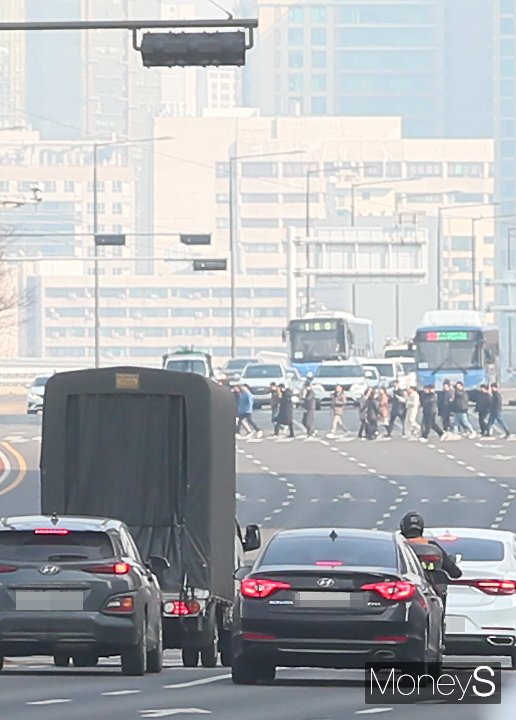 [머니S포토] 오늘 온화한 초봄 날씨, 공기질은 탁해…