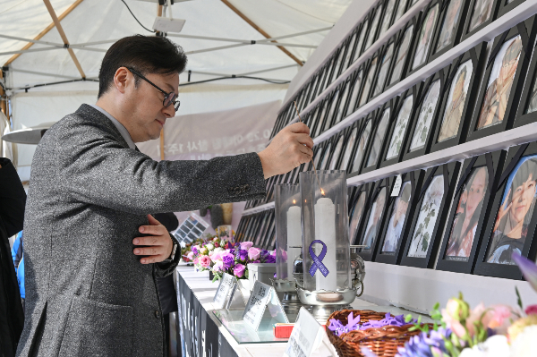 홍익표 더불어민주당 원내대표가 이태원 참사 특별법 재의결에 동참하길 정부와 여당에 호소했다. 사진은 13일 오전 서울 중구 서울시청 앞 이태원 참사 희생자 합동분향소를 찾아 추모하는 홍 원내대표. /사진=뉴스1
