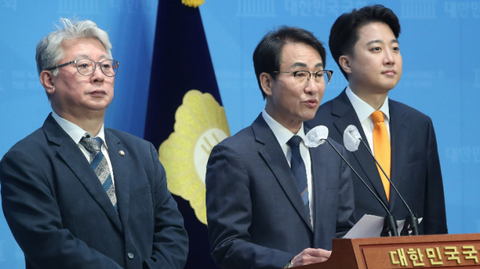 개혁신당에 합류한 이원욱·조응천 의원이 13일 서울 여의도 국회 소통관에서 기자회견을 열고 각각 현 지역구인 경기 화성을과 남양주갑 출마를 선언했다. 사진은 이날 기자회견에 참석한 조 의원(왼쪽)과 이 의원(가운데). /사진=뉴스1