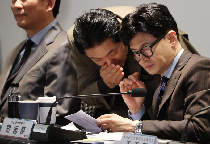 오는 15일 출범 예정이었던 국민의힘의 위성정당 국민의미래의 출범이 지연될 것으로 예상된다. 사진은 한동훈 국민의힘 비상대책위원장(오른쪽)과 장동혁 사무총장이 지난달 19일 서울 중구 더존비즈온 을지타워에서 열린 '함께하는 AI의 미래' 공공부문 초거대 AI활용 추진 현장 간담회에서 대화를 나누는 모습. /사진=뉴시스(공동취재) 