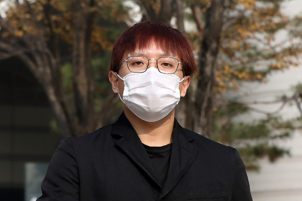병역 비리 혐의를 받는 래퍼 나플라가 보석 석방됐다. 사진은 지난 2022년 10월 나플라가 서울 서초구 중앙지방법원에서 법정을 나서는 모습. / 사진=머니투데이