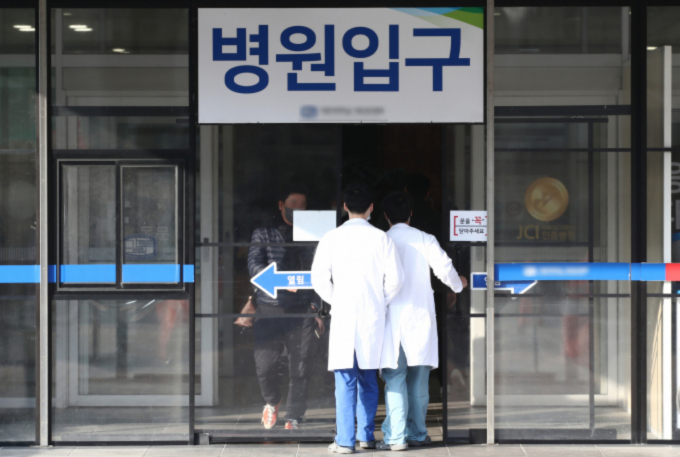 13일 서울의 한 대형 종합병원으로 의료진이 들어가고 있다. 정부의 의대 증원에 반발하고 있는 대한전공의협의회는 전날밤 진행한 온라인 임시대의원총회에서 박단 회장을 제외한 나머지 집행부가 모두 사퇴, 비상대책위원회 체제로 전환하기로 했다. /사진=뉴스1
