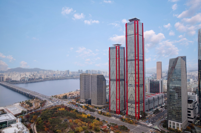 LG에너지솔루션과 중국 CATL의 비(非)중국 시장 점유율 격차가 줄었다. 사진은 LG에너지솔루션 본사가 위치한 서울 여의도 파크원. /사진=LG에너지솔루션 제공