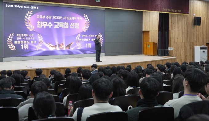 하윤수 부산교육감 13일 교육연수원에서 열린 신규교사 임명장 수여식에서 인사말을 하고 있다.  /사진=부산교육청