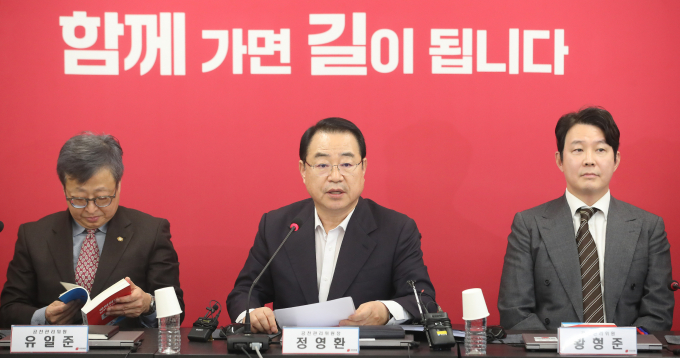 14일 국민의힘 공천관리위원회가 1차 단수공천 후보 지역을 발표한다. 사진은 정영환 국민의힘 공천관리위원장(가운데)이 지난달 30일 서울 여의도 중앙당사에서 열린 공관위 3차 회의에서 모두발언을 하는 모습. /사진=뉴스1